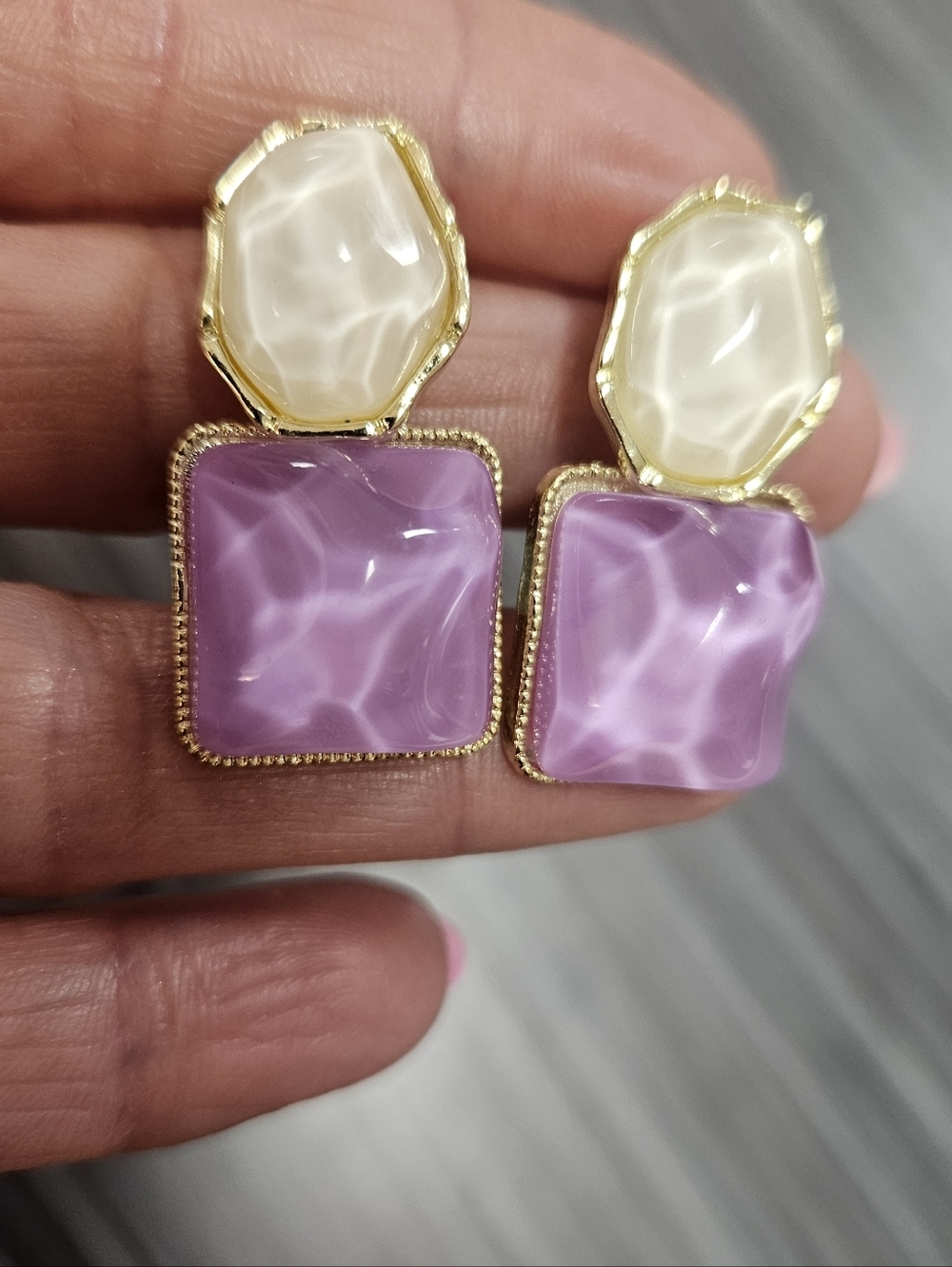 NEW Gold-Tone Lavender and White Drop Earrings - Picture 3 of 7